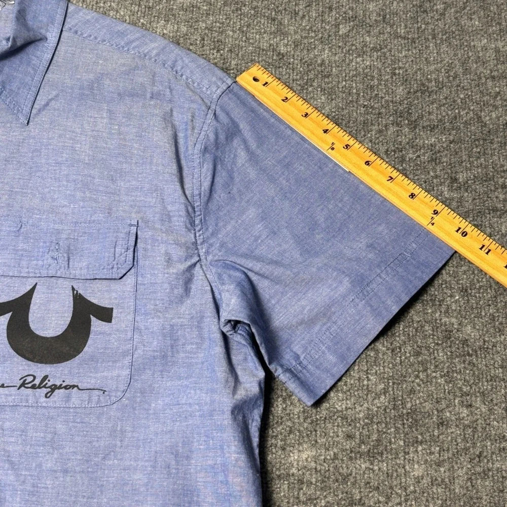 True Religion Button Up Men's L Blue Chambray Short‎ Sleeve Logo Graphic Shirt